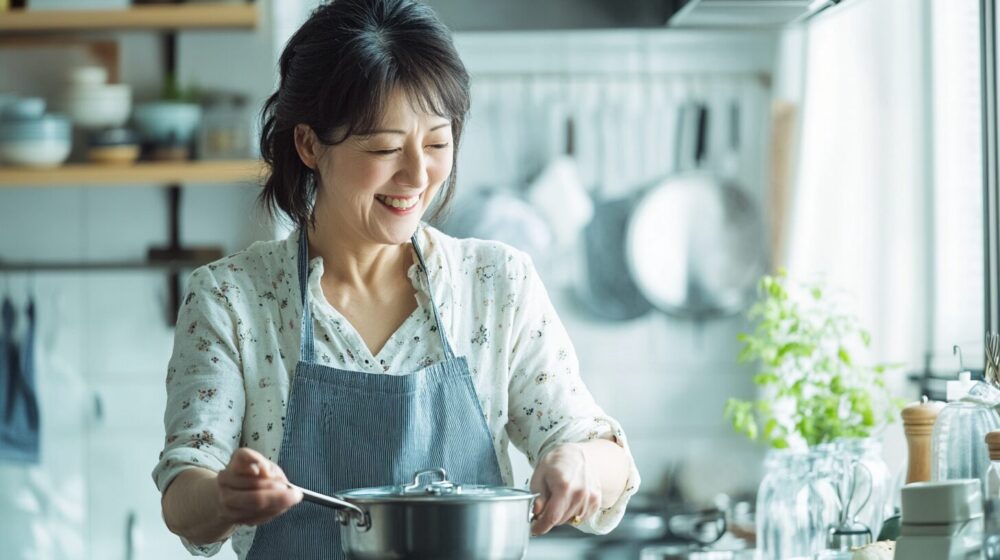 料理する女性