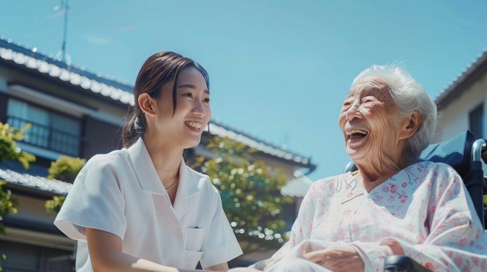 介護する老女に微笑む介護士